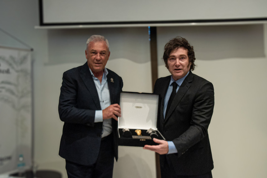 El presidente Javier Milei se reunió con autoridades de la Conmebol,  a su paso por Paraguay
